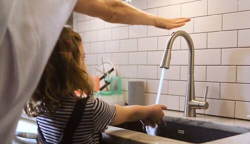 Fillette se lavant les mains avec un robinet intelligent Moen