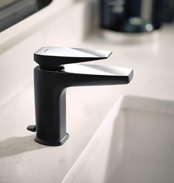 Pour une magnifique salle de bain d'invité, installez un robinet d'évier de salle de bain Via en Noir mat