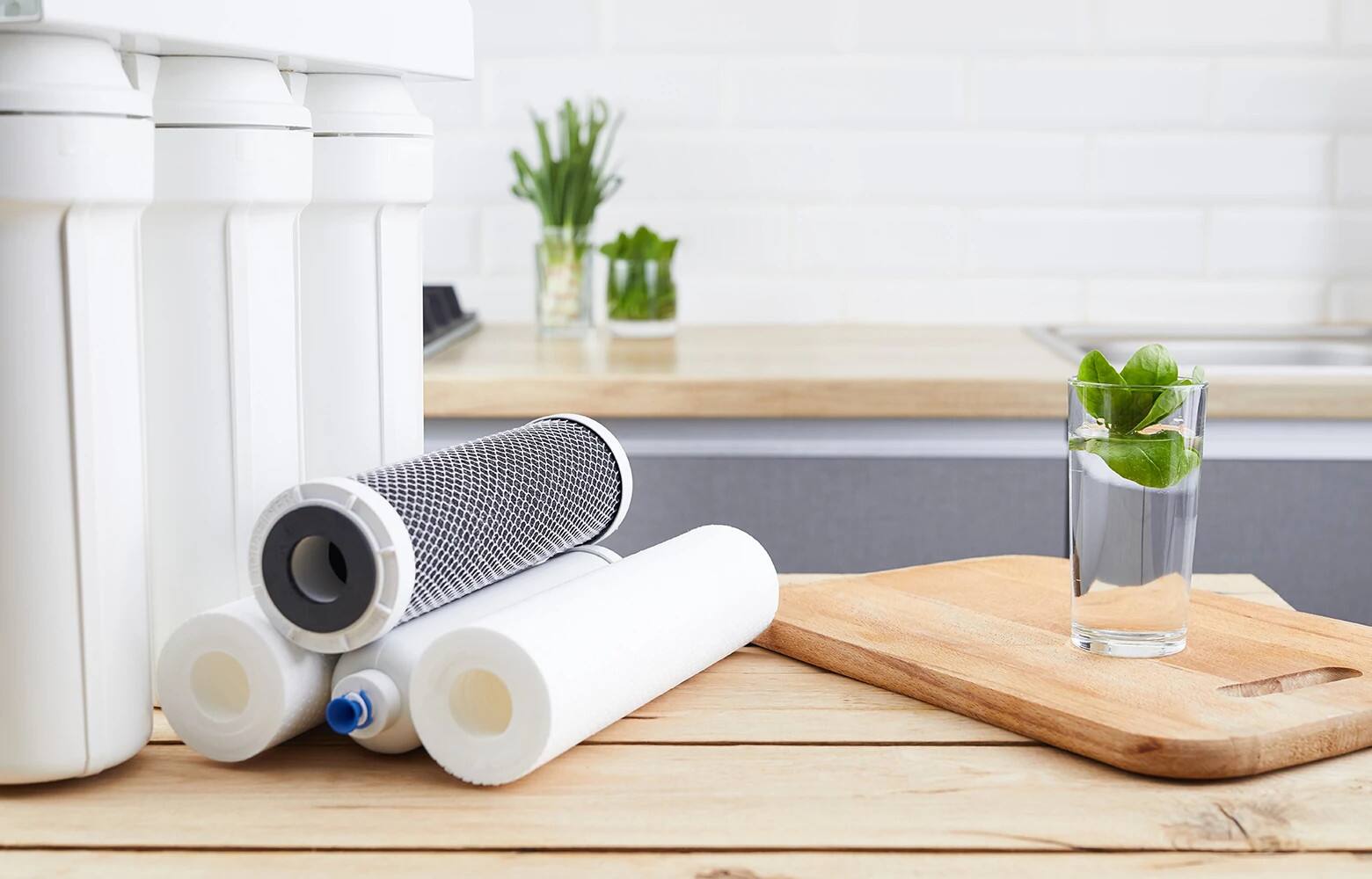Système de filtration par osmose inverse avec filtres sur le comptoir