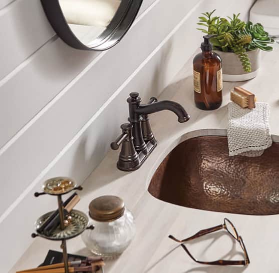 Conception de décor de salle de bain et de cuisine avec des métaux chauds, de la texture et du lustre